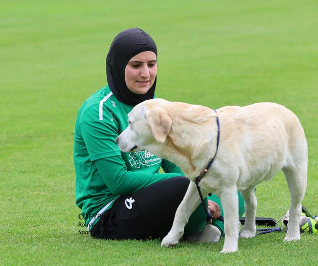 Eintracht-Verteidigerin Fatima El-Zein ließ sich nach dem Spiel von ihrer treuen Hündin Neva trösten | Foto: cc