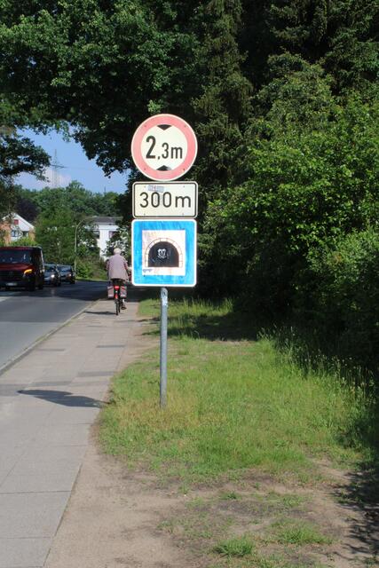 Auf den Tunnel wird am Seppenser Mühlenweg (zu) spät hingewiesen