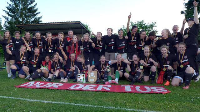 Die Fußballfrauen des TuS Fleestedt sind schon vor einer Woche als Bezirksligameister in die Landesliga aufgestiegen | Foto: U. Virgin
