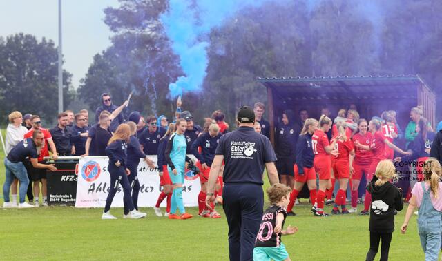 Die Spielerinnen des SV Ahlerstedt-Ottendorff II jubelten ausgelassen mit ihren Fans | Foto: cc