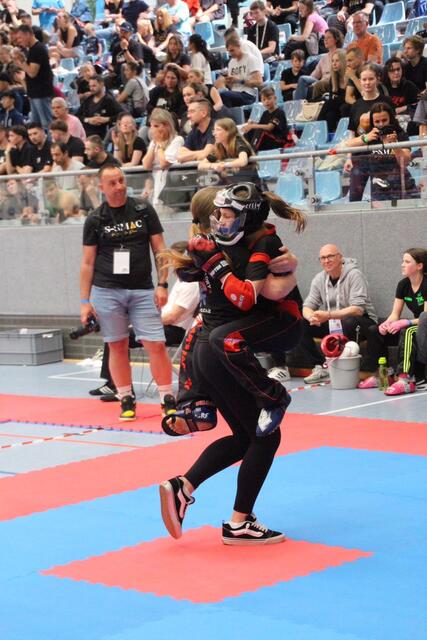 Die Freude der elfjährigen Sena Dogan war groß - nach dem Sieg sprang sie in Jule Strietzel Arme | Foto: MAF