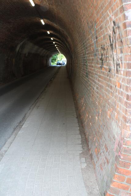 Eng: der Fußweg im Mühlentunnel wird oft auch von Radfahrern genutzt