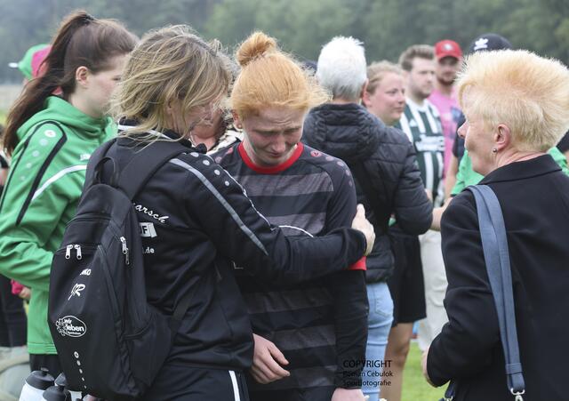 Elbmarsch-Torhüterin untröstlich: Wiebke Knippelberg (Mitte) inmitten ihrer Fans  | Foto: cc