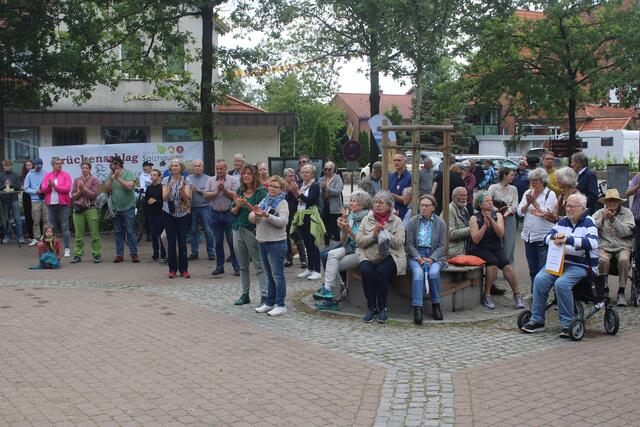Rund 150 Teilnehmer kamen zur Demonstration auf dem Salzhäuser Rathausplatz | Foto: ce