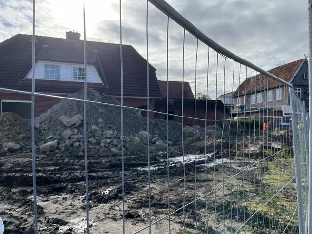 Ein Blick durch den Zaun der Baustelle | Foto: sra