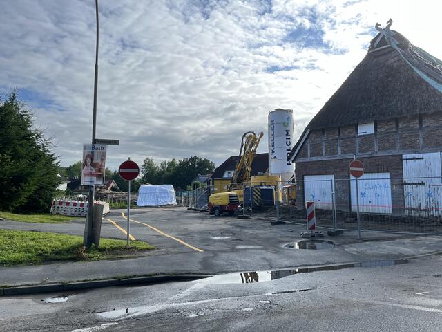 Die vorerst provisorische, neue Straßenführung von der Jesteburger Straße zur Harburger Straße.  | Foto: sra