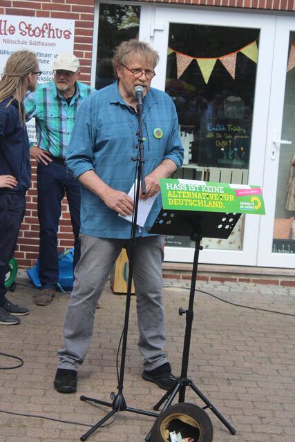 Joachim Bartels von den Samtgemeinde-Grünen hatte die Demo in Salzhausen angestoßen | Foto: ce