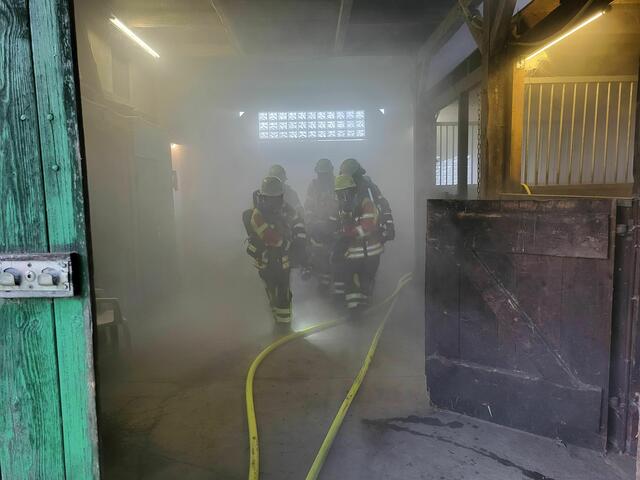 Ein Trupps in der "brennenden" Scheuen | Foto: FF Lindhorst