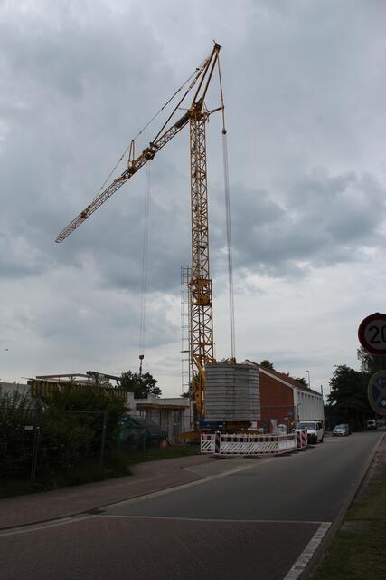 Neben dem Schulaltbau entsteht zurzeit ein neuer Anbau | Foto: sb
