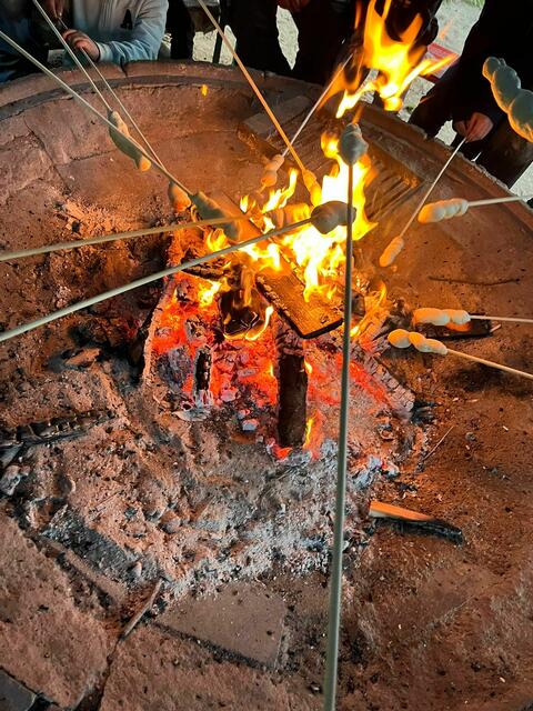 Gemütliche Stunden am Lagerfeuer – mit Stockbrot und Marshmallows.  | Foto: Freiwillige Feuerwehr Wiepenkathen