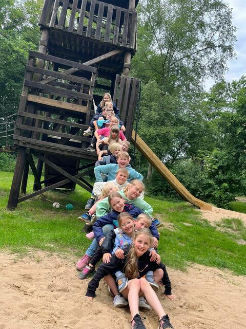 Das etwas andere Gruppenfoto: Die Kinderfeuerwehr "Flöschis Flämmchen" hat Spaß auf der Ferienanlage Geesthof. | Foto: Freiwillige Feuerwehr Wiepenkathen