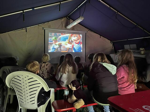 Kino am Sonnabend: Die eigentlich als Open-Air geplante Vorstellung musste witterungsbedingt ins Zelt verlegt werden, was der guten Stimmung aber keinen Abbruch tat.  | Foto: Freiwillige Feuerwehr Wiepenkathen