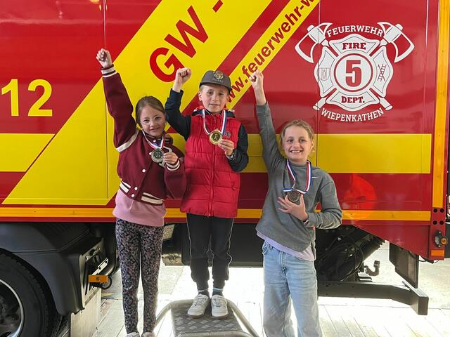 Michi ist Erster bei der Lagerolympiade geworden. Liv hat Platz zwei erreicht und Jana Platz drei. | Foto: Freiwillige Feuerwehr Wiepenkathen