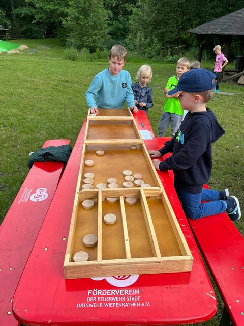 Im Rahmen einer Lagerolympiade gab es einige Spiele-Stationen. | Foto: Freiwillige Feuerwehr Wiepenkathen