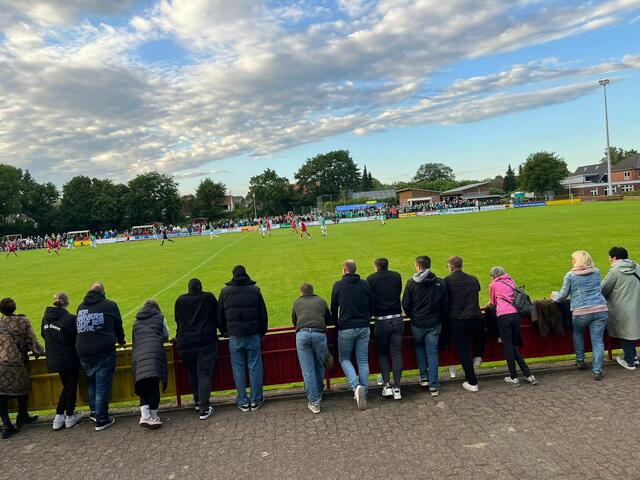 Gute Stimmung auf dem Fußballplatz. | Foto: Freiwillige Feuerwehr Wiepenkathen