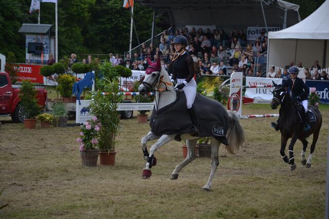 Neue Kreismeisterin im Springen in der Kategorie Junioren/Junge Reiter: Lisa Aline Weseloh (RV Fredenbeck) mit Gitana