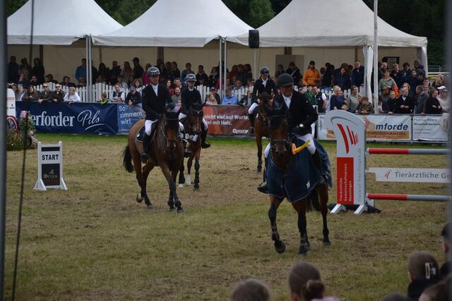 Sieger des Zweikampfspringens Klasse M*: Jens Löhden (RV Zeven) mit Ciamona L 