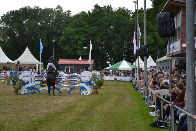 Viele Besucher schauten das Springen der Klasse S** an 
