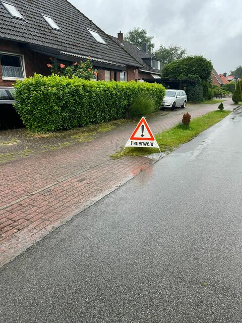 Die Feuerwehr unterstützt den Sportverein.  | Foto: Freiwillige Feuerwehr Wiepenkathen