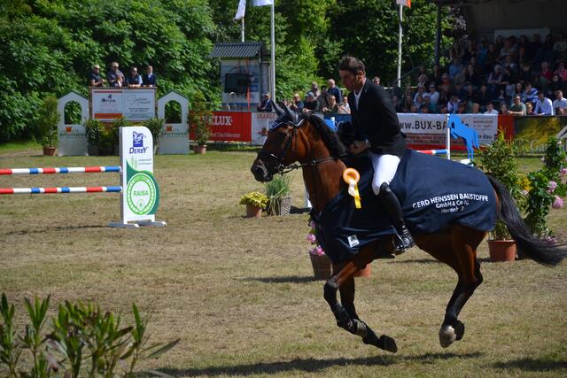 Ehrenrunde für Harm Wiebusch (RV Fredenbeck) und Cosima FRH