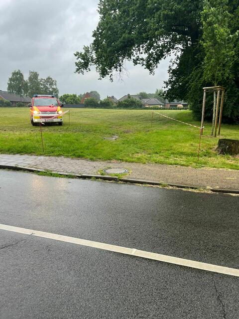 Ein improvisierter Parkplatz an der Alten Dorfstraße. | Foto: Freiwillige Feuerwehr Wiepenkathen