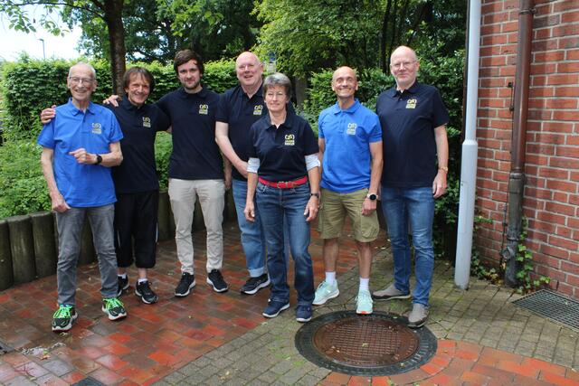 Arno Reglitzky (v. li.) ehrte die Sportlerinnen und Sportler, die seit 25 Jahren an jedem Stadtlauf teilnahmen: Dirk Lühmann, Jonas Arimont, Wolfgang Schröder, Doris Lorenz, Andreas Höpfner und Jörg Ohl | Foto: os