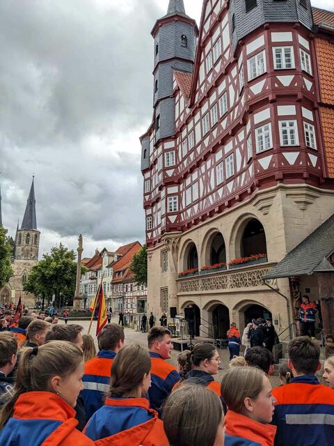 Begrüßung der teilnehmenden Jugendfeuerwehren vor dem Rathaus in Duderstadt | Foto: Jens Stuthmann/Jugendfeuerwehr Oldendorf