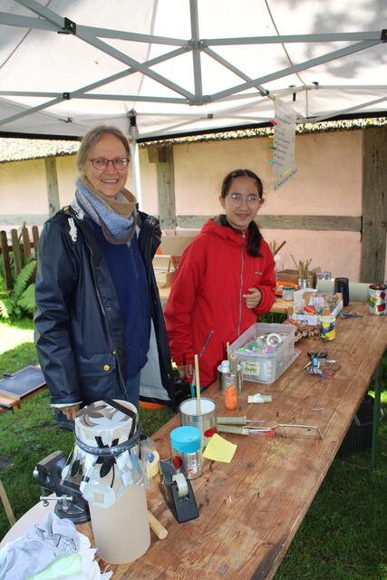 Musikpädagogin und Klavierlehrerin Heidrun Dernedde (li.) und Melissa bastelten mit den Gästen Musikinstrumente 