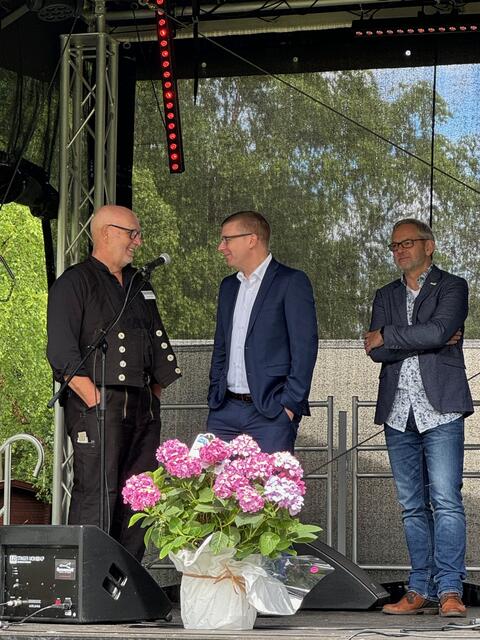 Vor der Eröffnung: (v. li.) Dieter von Plata (Geschichts- und Museumsverein Buchholz), Erster Stadtrat Dirk Hirsch und stv. Bürgermeister Frank Piwecki | Foto: Susanne von Eitzen