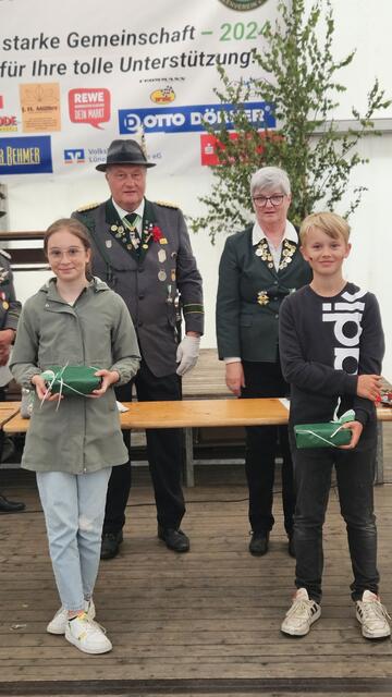 Die beiden Kindermajestäten: Mia John und Finn-Elias Lohre mit Präsident Jürgen Grützmacher und Jugendleiterin Andrea Henning

 | Foto: Schützenverein Klecken