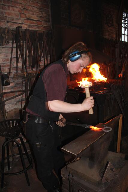 David Sgaga in der Schmiede des Museumsdorfs Seppensen