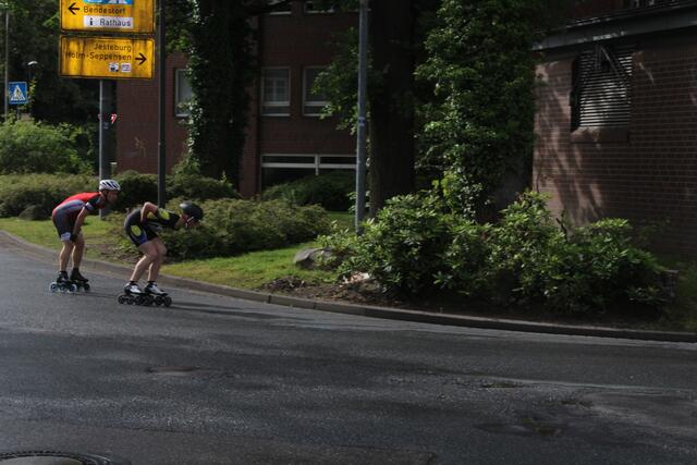 Die Skater hatten am Morgen noch mit nassen Straßen zu kämpfen | Foto: os