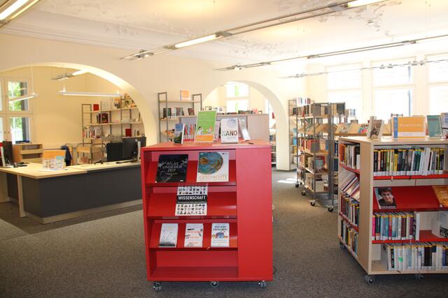 Für jeden zugänglich: Die Stadtbibliothek in Buxtehude hält eine riesige Medienauswahl zum Ausleihen bereit