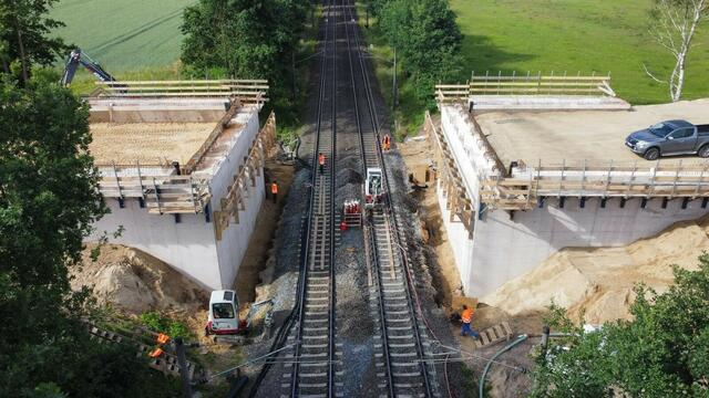 Die Baustelle im Zuge der K9 aus der Luft gesehen – noch ohne die verbindenden Träger im Brückenbereich | Foto: Landkreis Harburg