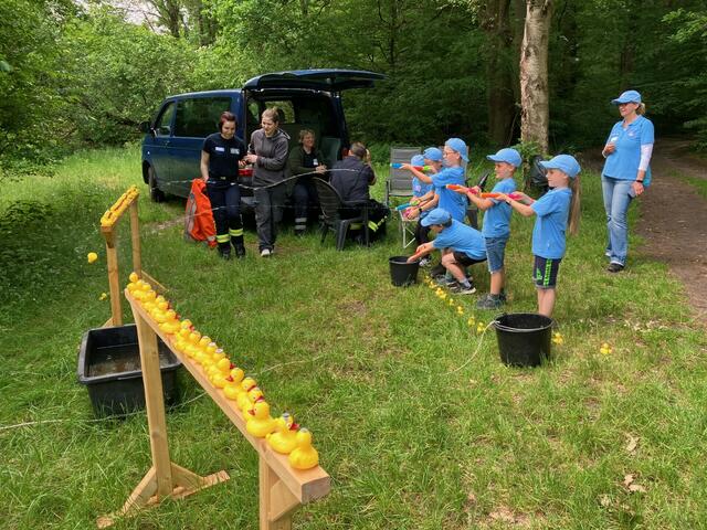 Das Nassspritzen von Quietsche-Entchen war eine der Aufgaben | Foto: Feuerwehr