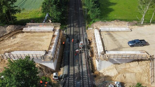 Die Baustelle im Zuge der K9 aus der Luft gesehen – noch ohne die verbindenden Träger im Brückenbereich | Foto: Landkreis Harburg