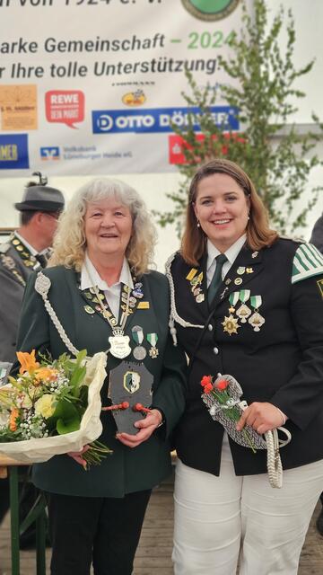 Die neue Damenkönigin Susanne Grieser (li.) mit ihrer Adjutantin Janina Wilkens | Foto: Schützenverein Klecken