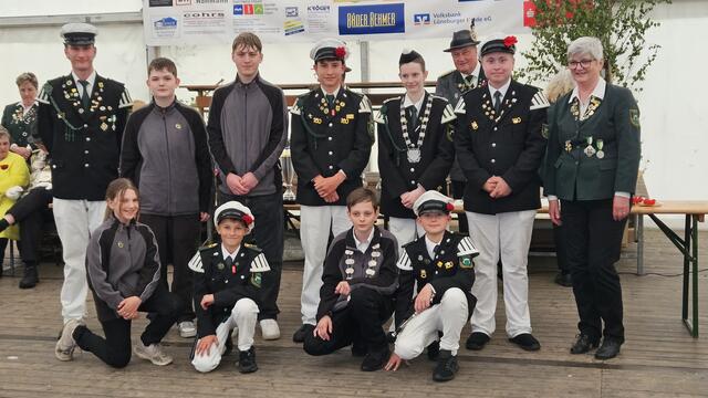 Die Jungschützenabteilung aus Klecken, hinten: Philipp Blesch (li.), Joris Kluge-Pahl, Axel Schött, Stefan Blesch, Nova Kock, Luca Bade und Jugendleiterin Andrea Henning
vorne: Helen Freitag (li.), Leo Freitag, Wieland Kock (neuer Jungschützenkönig) und Levi Schäfer.

 | Foto: Schützenverein Klecken