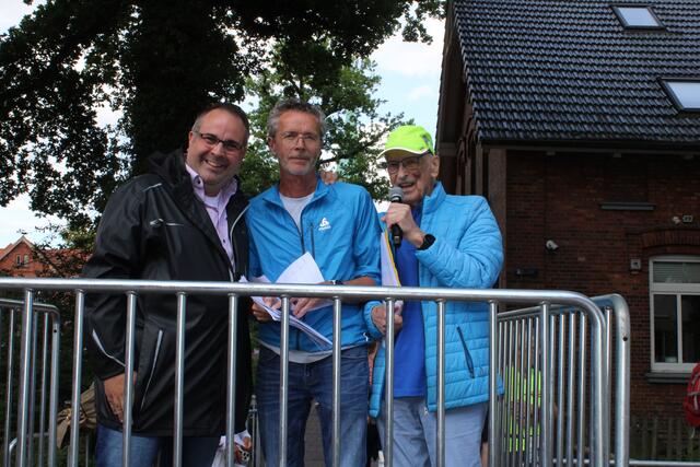 Stadtlauf-Organisator Arno Reglitzky (v. re.) mit Schwiegersohn Richard Karlstetter und Jan Bauer, der für die Stadtwerke den Startschuss in der 5,3-km-Konkurrenz gab  | Foto: os