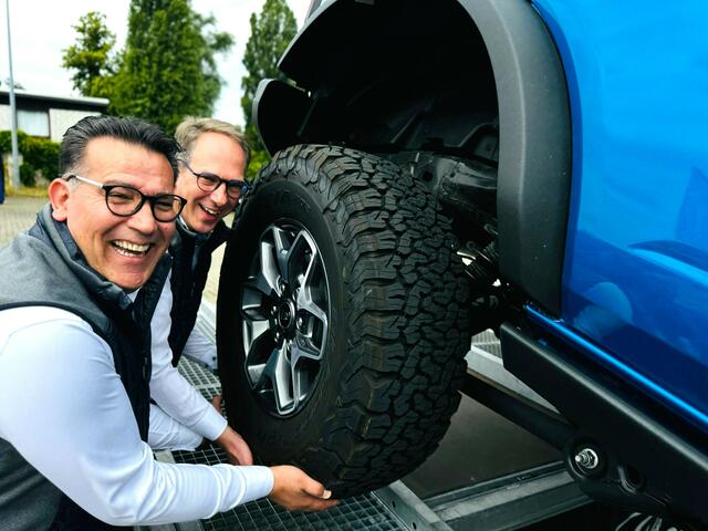 Die Gastgeber boten den zahlreichen Besuchern die neuesten FORD Modelle live zum Anfassen an: Autohaus Tobaben Geschäftsführer Murat Alatas und Inhaber Jan Busse. | Foto: cku