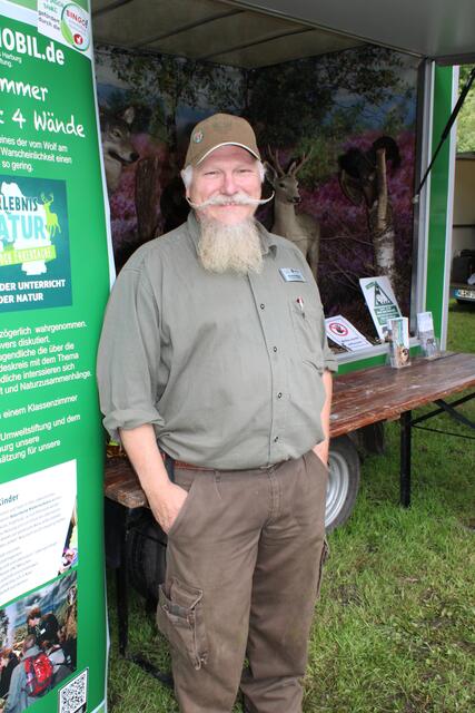Mit dem Wolfsmobil vor Ort: Bernard Wegner vom Hegering Buchholz