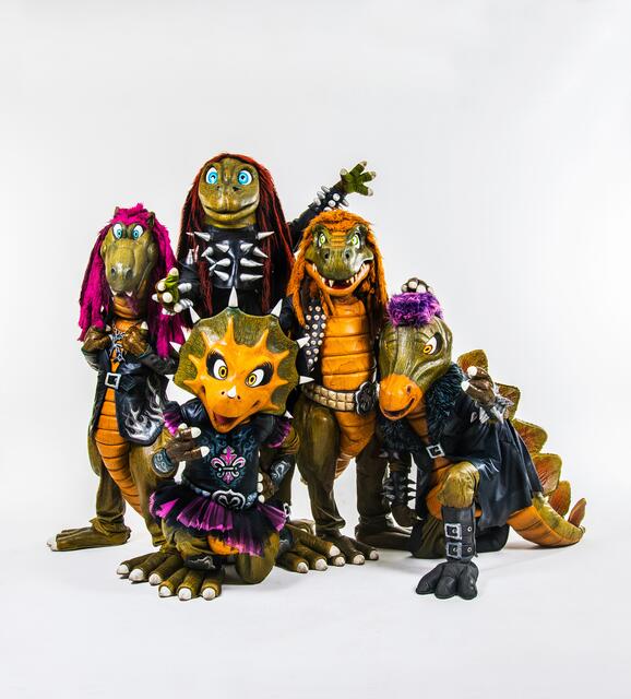 Die fünf Profimusiker, die in den coolen Dino-Kostümen stecken, spielen live mit richtigen Instrumenten, Lichtspektakel, Nebel, Funkenregen, Luftballons und Konfetti | Foto: Franz Schepers