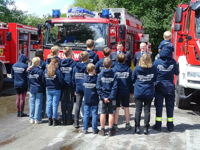 Die Jugendfeuerwehr besitz nun das gleiche Outfit wie die Großen. Darüber freuen sich Jugendwart Paul Meyer (hi. li.) und Ortsbrandmeister Oliver Lütker | Foto: Pressestelle Feuerwehr Samtgemeinde Hanstedt