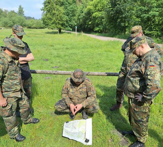 Stationsausbildung: „Orientieren im Gelände“ mittels Karte und Kompass durch Ulf Krohn (Reservistenkameradschaft Buchholz) | Foto: RK Buchholz