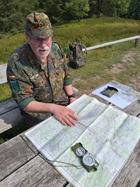 Stationsausbildung: „Orientieren im Gelände“ mittels Geländetaufe und Geländespinne durch den stellvertretenden
Vorsitzenden Holger Zemplin. | Foto: RK Buchholz