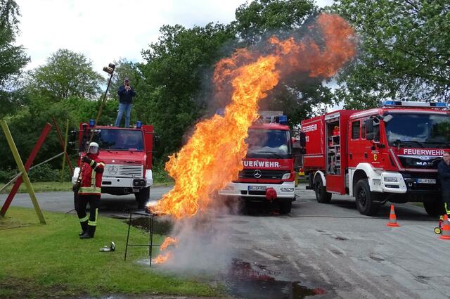 Die Vorführung einer Fettexplosion war ein Highlight des Jubiläumsfestes der Jugendfeuerwehr | Foto: Pressestelle Feuerwehr Samtgemeinde Hanstedt