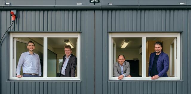 Blick aus dem Container der Privaten Hochschule für Wirtschaft und Technik (PHWT): (v. li.) Prof. Dr. Christian Lauter (PHWT), Jens Wrede (WLH), PHWT-Präsident Prof. Dr. Dennis De und Dr. Timo Maurer (WLH) | Foto: WLH