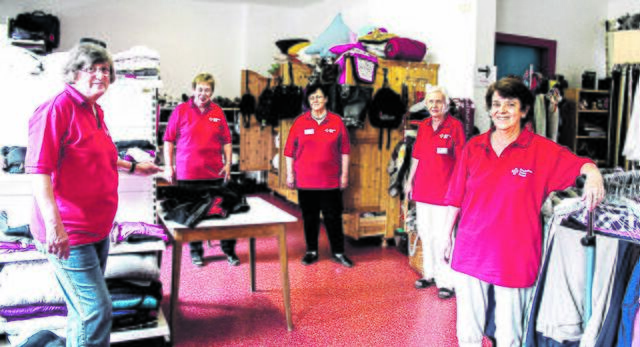 Die Kleiderkammer des DRK in Fredenbeck steht jedem offen. Ihr Angebot ist nicht nur preisgünstig, sondern auch nachhaltig. Das Foto zeigt (v.li.): Regina Jabs, Gerda Martens, Nina König, Gudrun Wendelborn und Heidi Schmidt vom Kleiderkammer-Team | Foto: sb