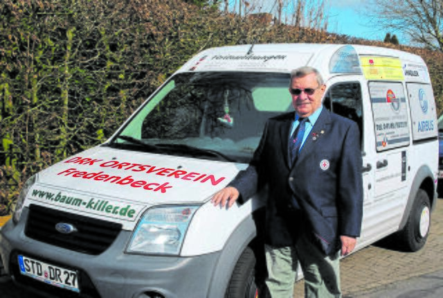 Der ehemalige Vorsitzende Helmut Zabel mit dem ersten, 2012 angeschafften Fahrzeug des Ortsvereins | Foto: sb/Archiv