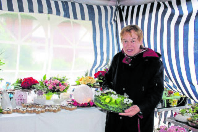 Die DRK-Bastelarbeiten bietet Gerda Martens u.a. auf Stadt- und Dorffesten an, hier in Zeven beim Matjesfest | Foto: sb